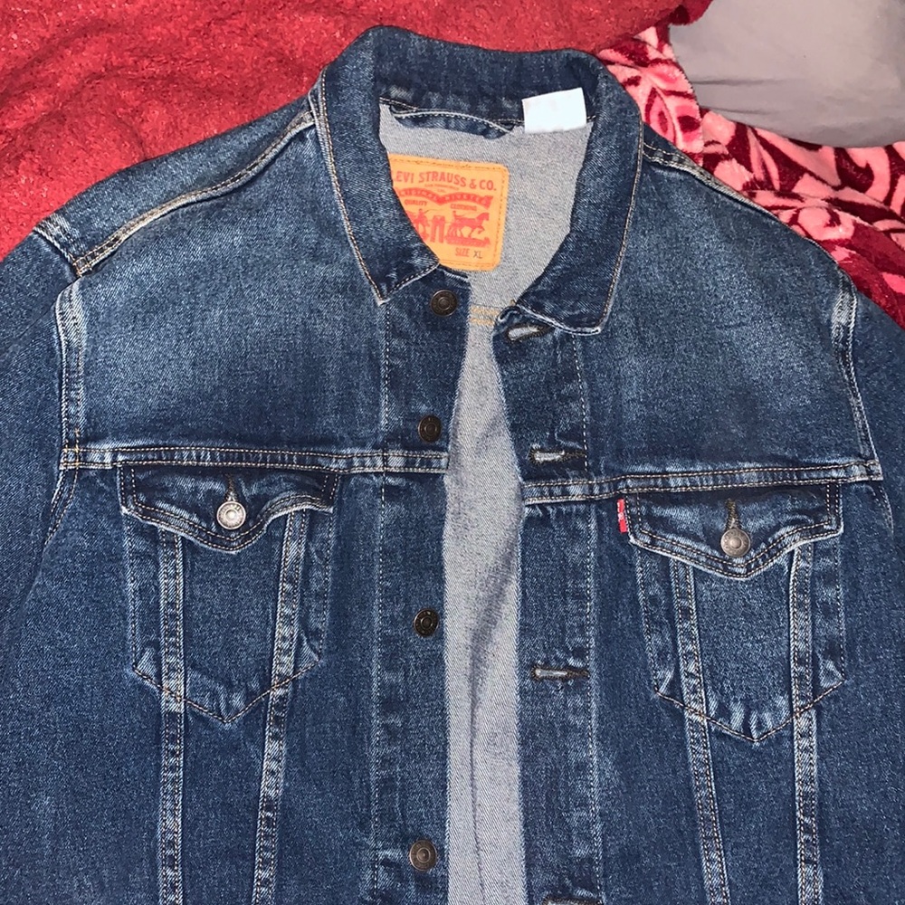 Mens Levi’s trucker jacket.
